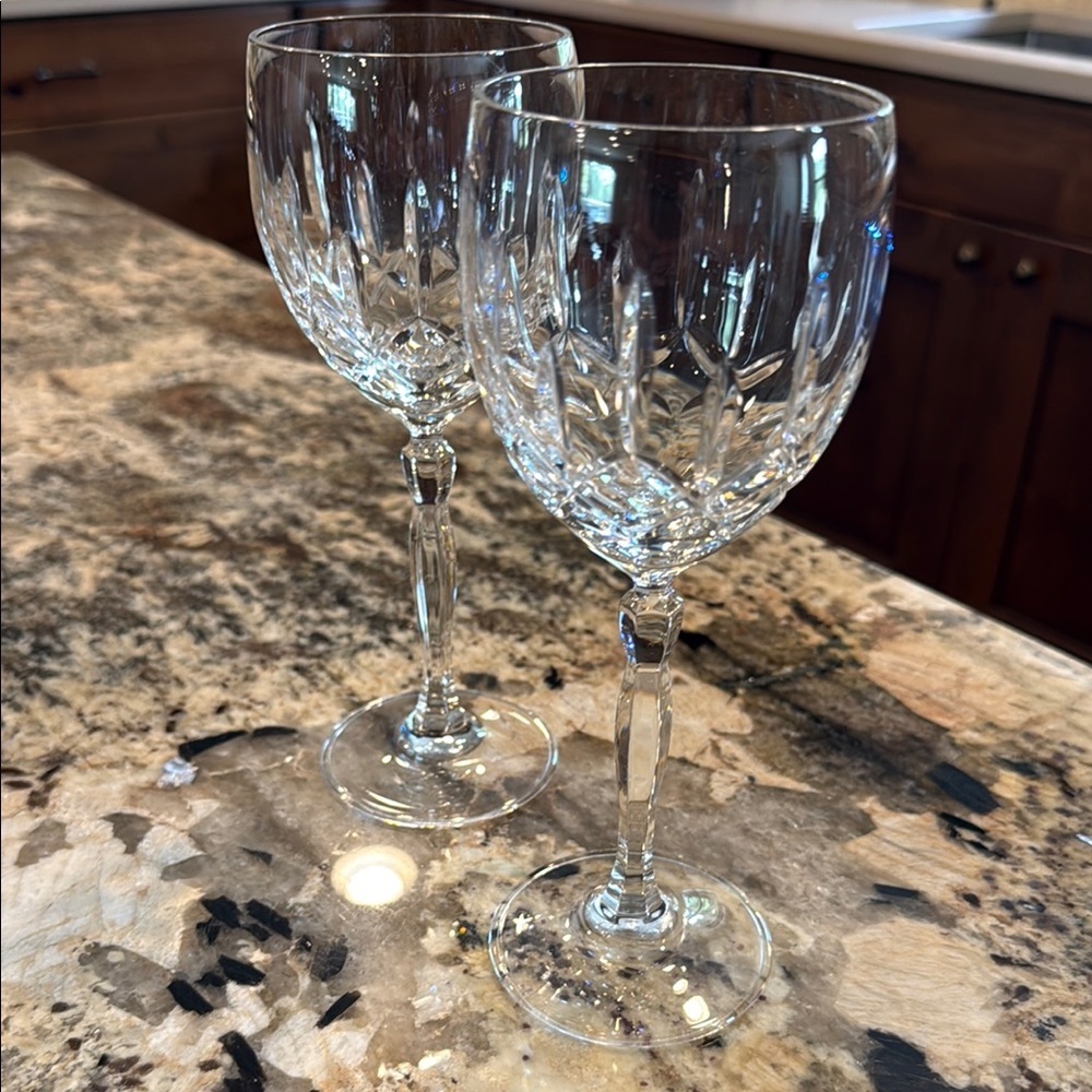 Set of 2. Elegant Crystal Wine Glasses.